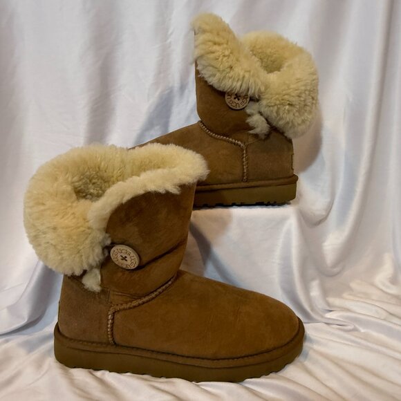 Ugg Bailey Button II Boots - Size 9 - Picture 1 of 5